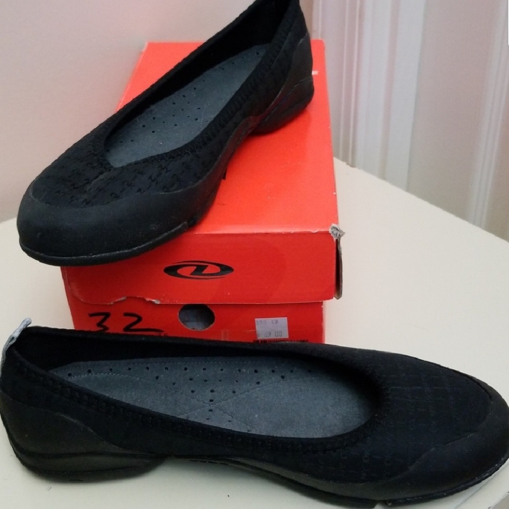 DKNY "Avalon" Flats, cushioned slip-ons, fits 8